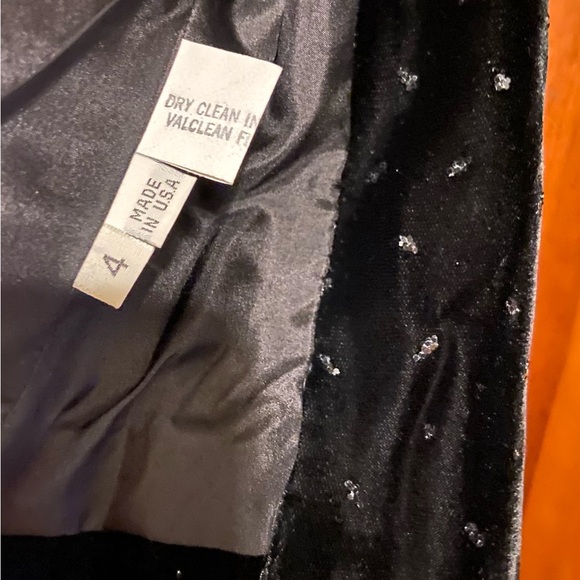 Vintage Carolina Herrera velvet special event jacket with glitter detail. - Picture 9 of 10